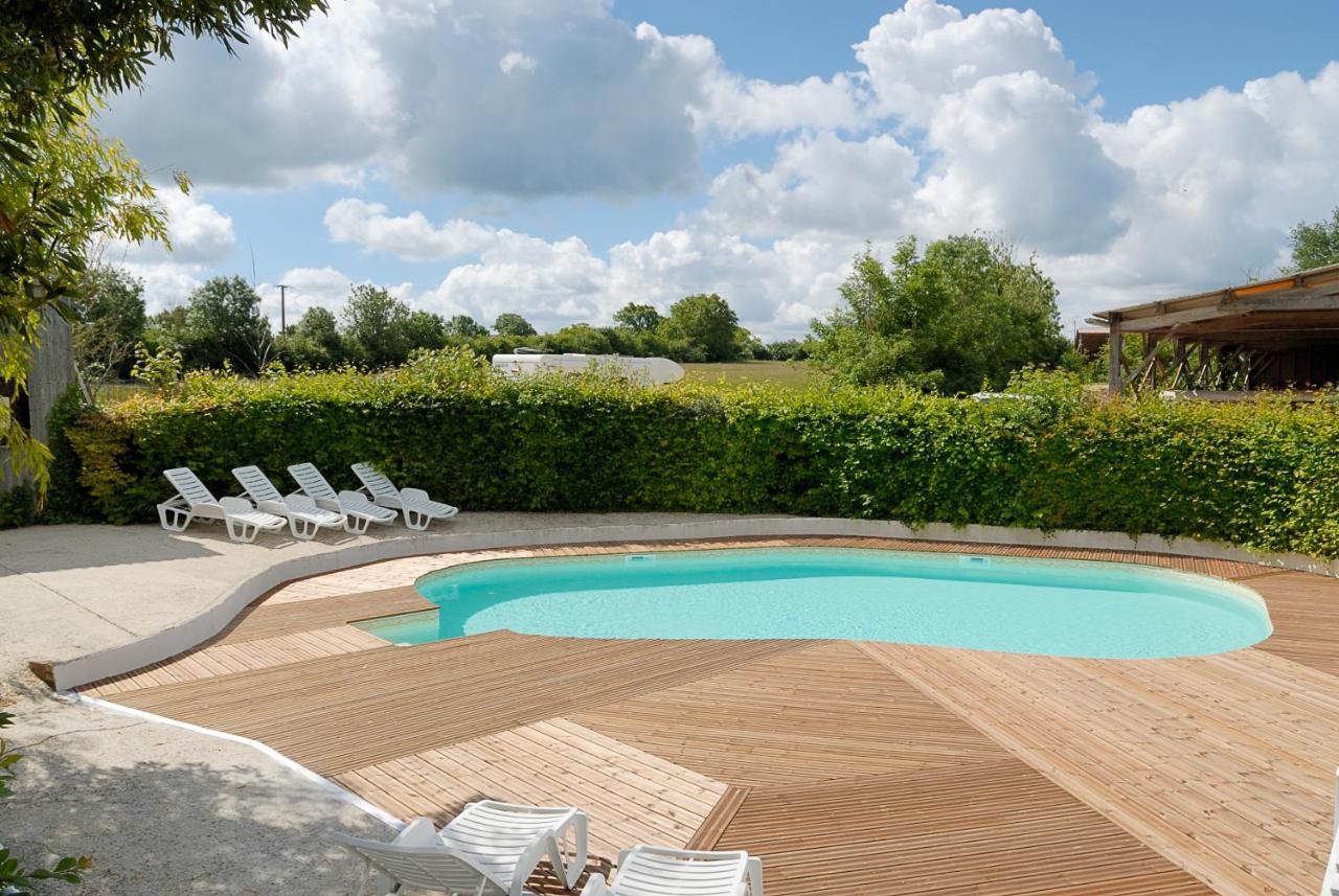 La Ferme Du Marais Poitevin - Roulotte Hotel Benet Exterior photo